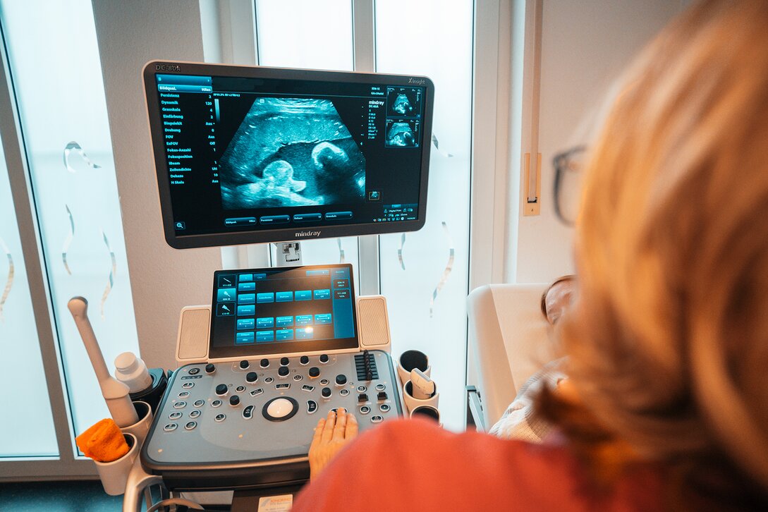 Schwangere Patientin bei einer Ultraschalluntersuchung